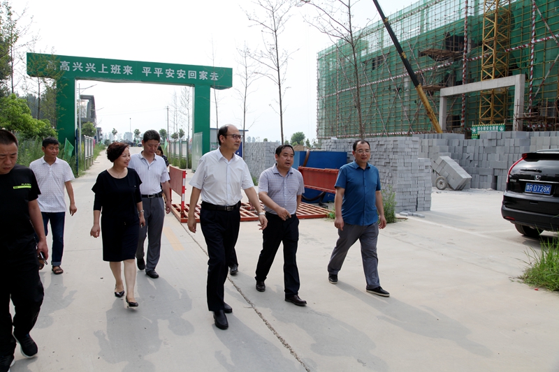 区委书记冯建伟调研曹镇中学二期项目建设