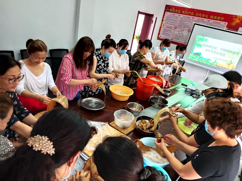 区医保局组织开展端午节包粽子文化活动1.jpg