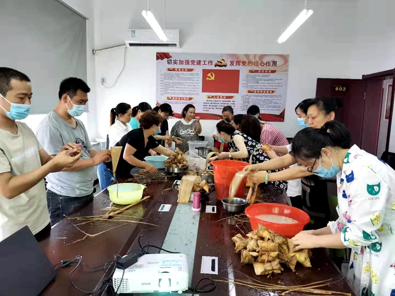 区医保局组织开展端午节包粽子文化活动2.jpg
