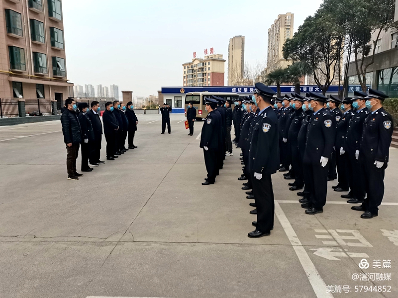 区领导节前慰问公安干警和巡防队员1.jpg