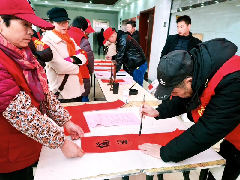 姚孟街道阳光苑社区开展书写廉洁春联暨慰问贫困户志愿服务活动2.jpg
