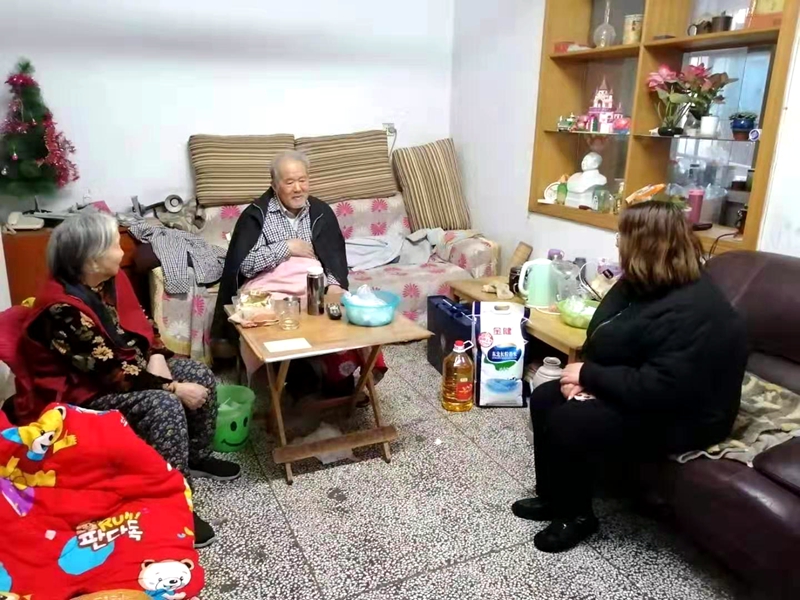 区地方志节前慰问离退休老干部.jpg