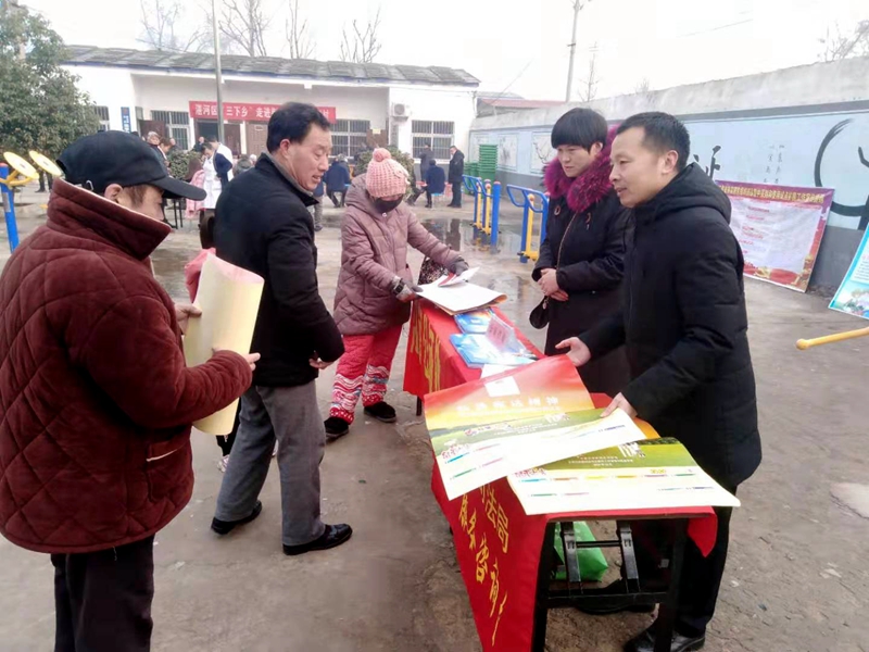 区司法局开展法律进乡村活动2.jpg