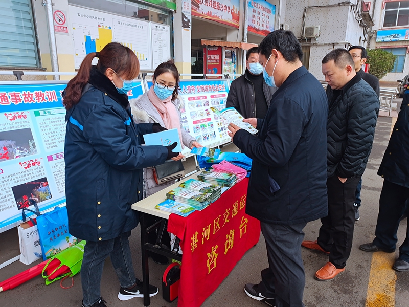 区交通运输局组织开展“12.2全国道路交通安全日”宣传活动1.jpg