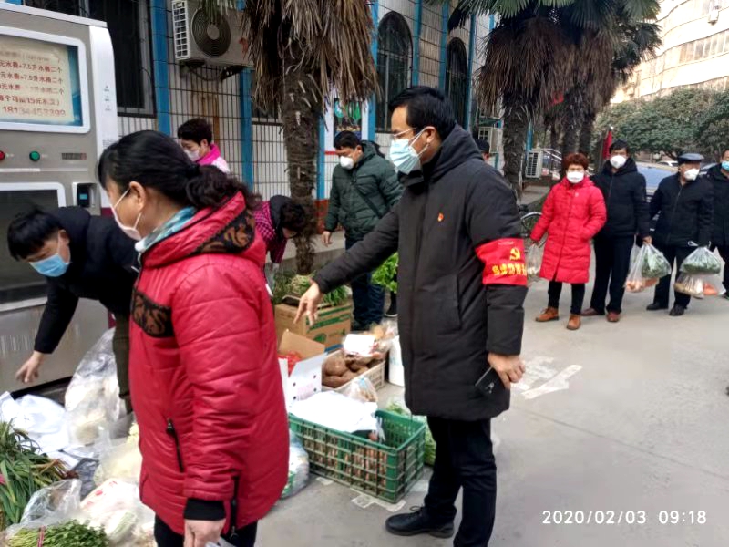 轻工路办事处为沁园小区居民开展“送菜进社区”活动1.jpg