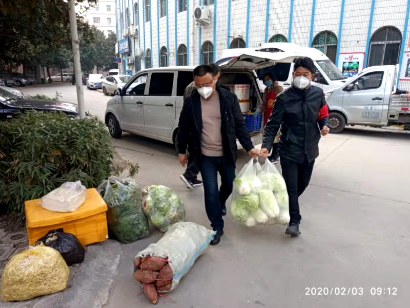 轻工路办事处为沁园小区居民开展“送菜进社区”活动2.jpg