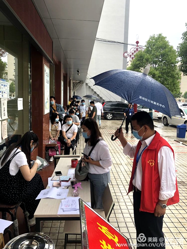 湛河区行政服务中心高效有序应对520结婚高峰日5.jpg