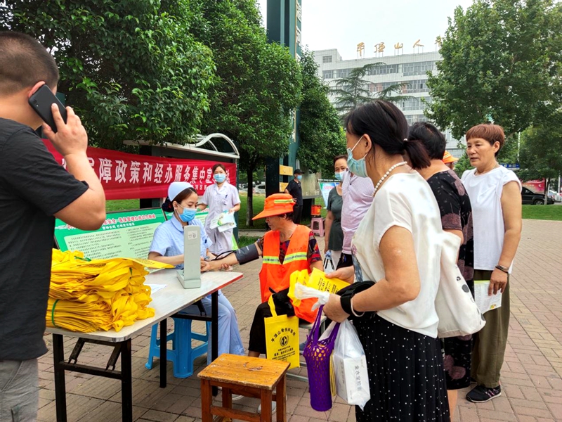 区医保局举办医保政策集中宣传活动1.jpg