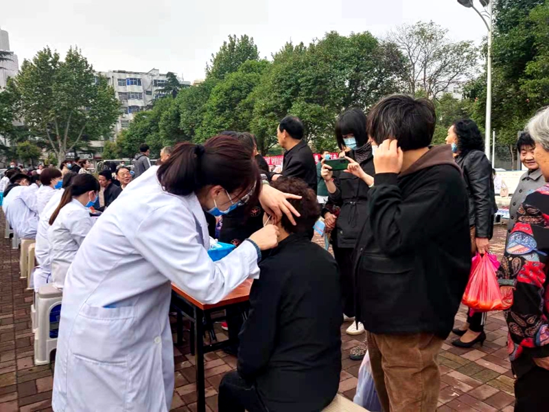 区医保局举办基金监管集中宣传活动2.jpg