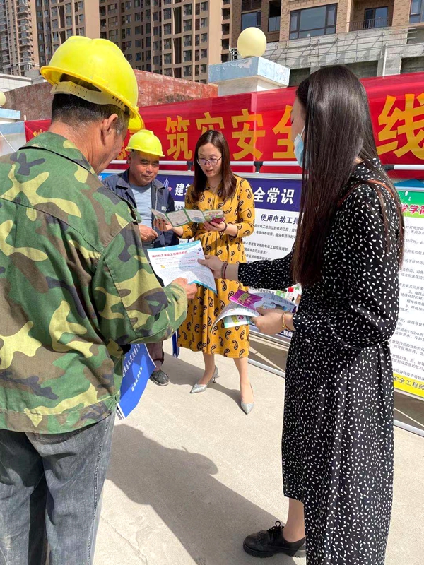湛河区人社局组织开展工伤预防知识宣传活动3.jpg