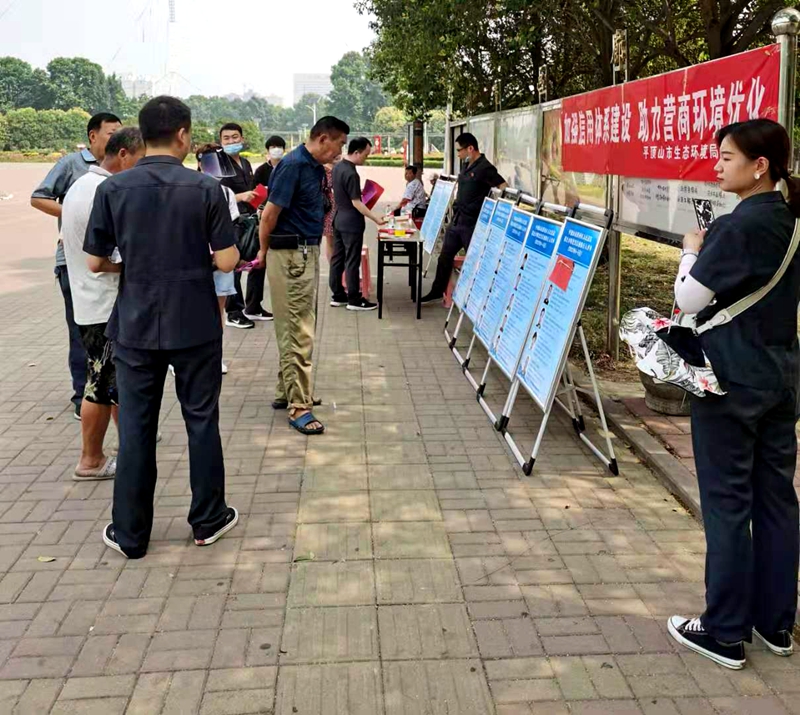 湛河区举办“6.14信用记录关爱日”宣传活动1.jpg