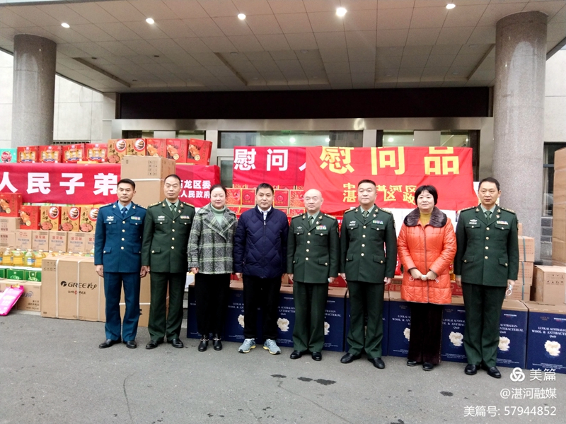 区委书记柳波和区委副书记 区长陈斌分组开展春节前走访慰问1.jpg