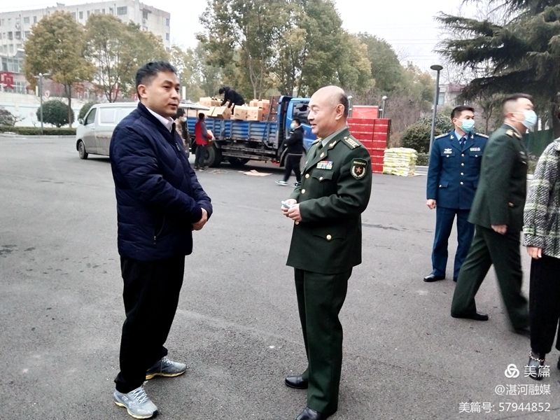 区委书记柳波和区委副书记 区长陈斌分组开展春节前走访慰问2.jpg