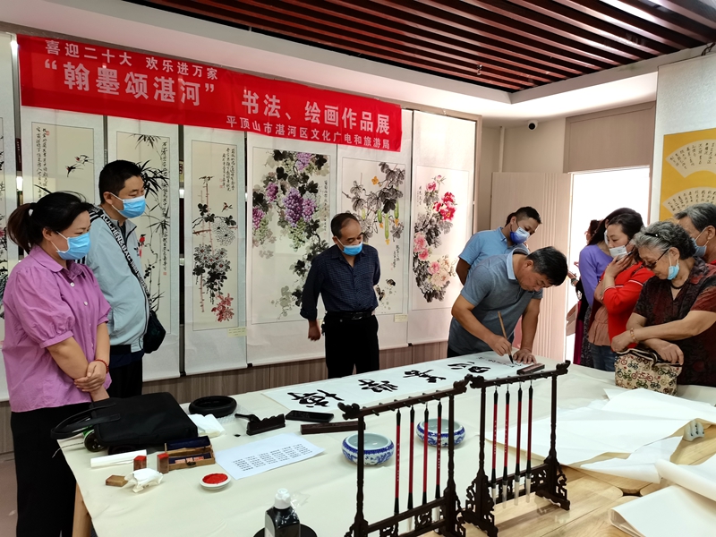 湛河区文旅局举办“翰墨颂湛河”书法、绘画作品展览活动2.jpg