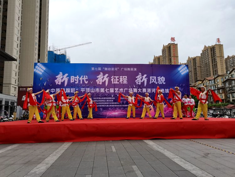 广场舞展演.jpg